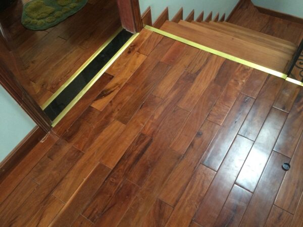 Nẹp inox trang trí sàn gỗ giúp che đi mép sàn và tạo điểm nhấn không gian